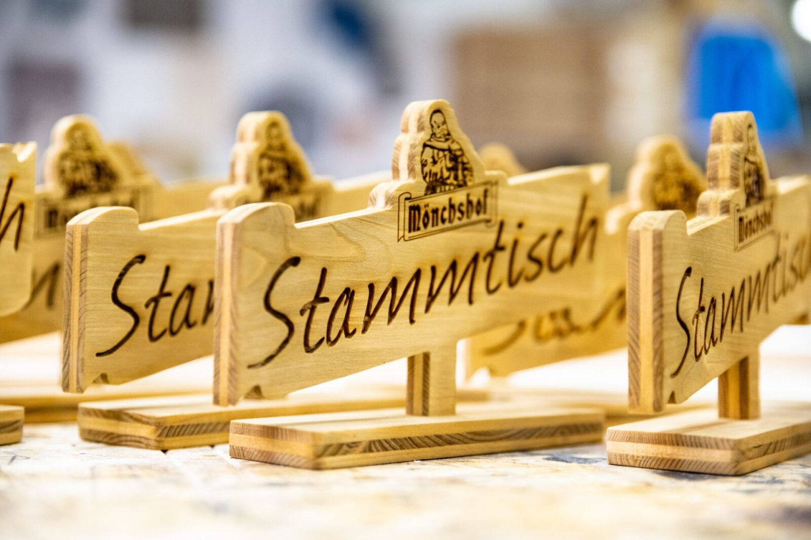 Tischaufsteller aus Holz - maßgeschneiderte Holzprodukte - Stammtischaufsteller