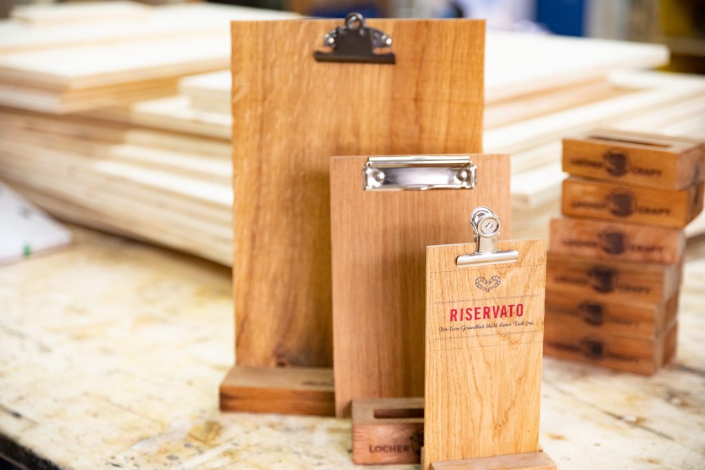 Tischaufsteller - maßgeschneiderte Holzprodukte - verschiedene Tischaufsteller aus Eiche