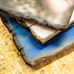 Alte Holzlattenbilder im Stapel