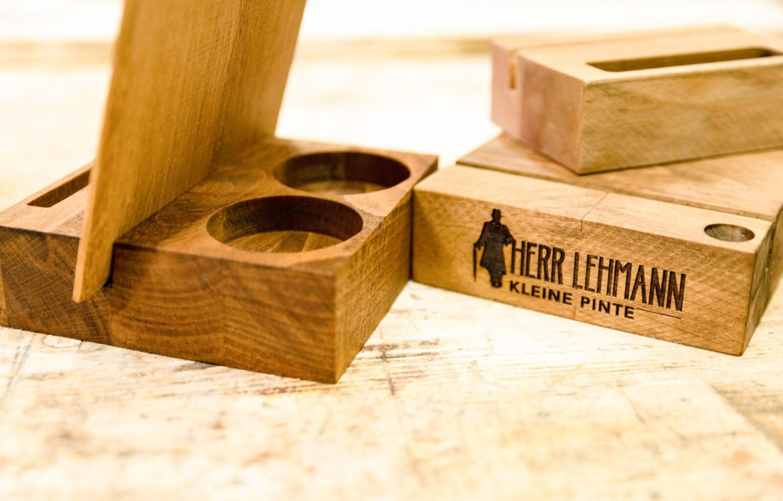 Tischaufsteller - maßgeschneiderte Holzprodukte - Eichensockel mit verschiedenen Fräsungen