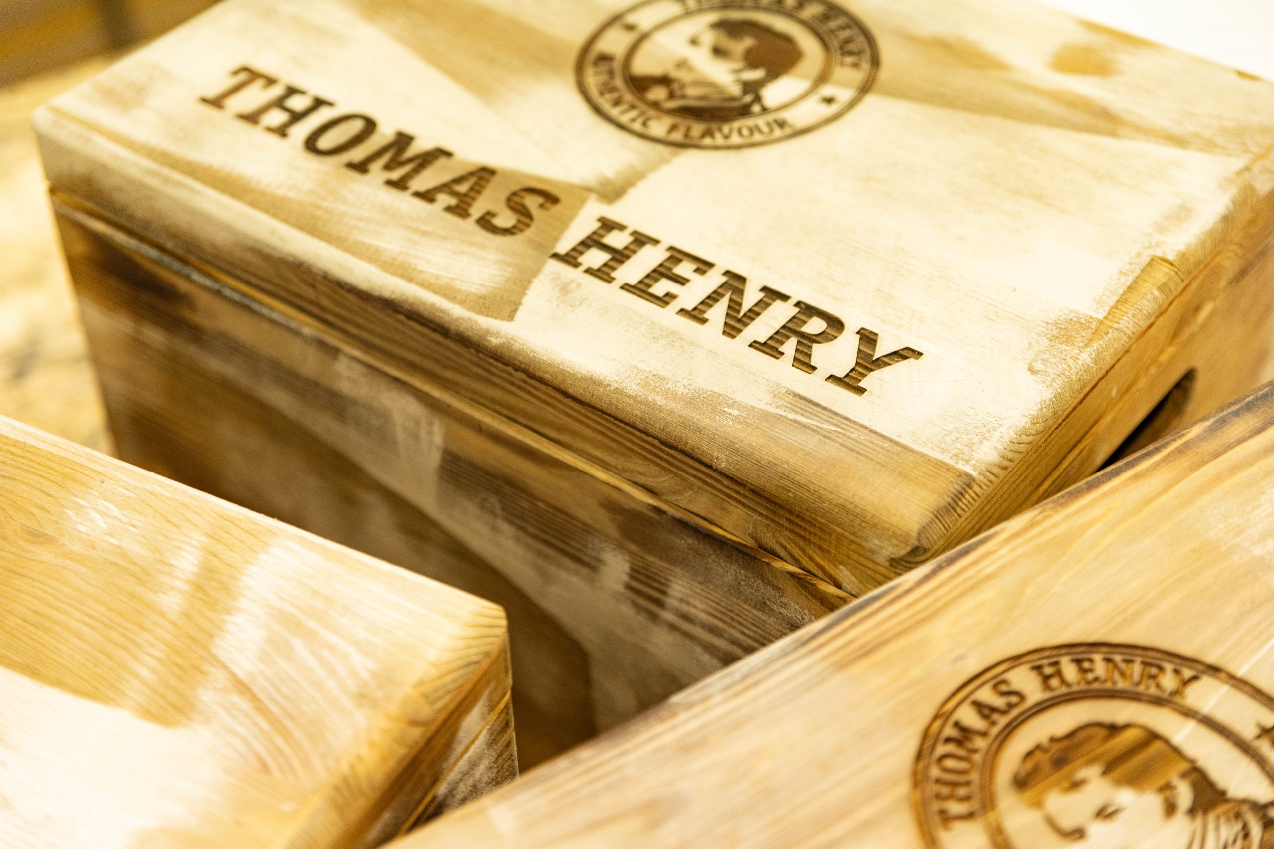 Holzkisten für Thomas Henry in einer Spezialbearbeitung