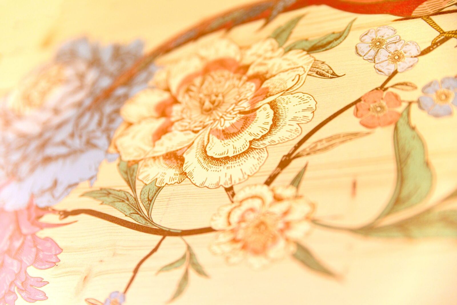 Floraler Schilderdruck auf Kiefernholz