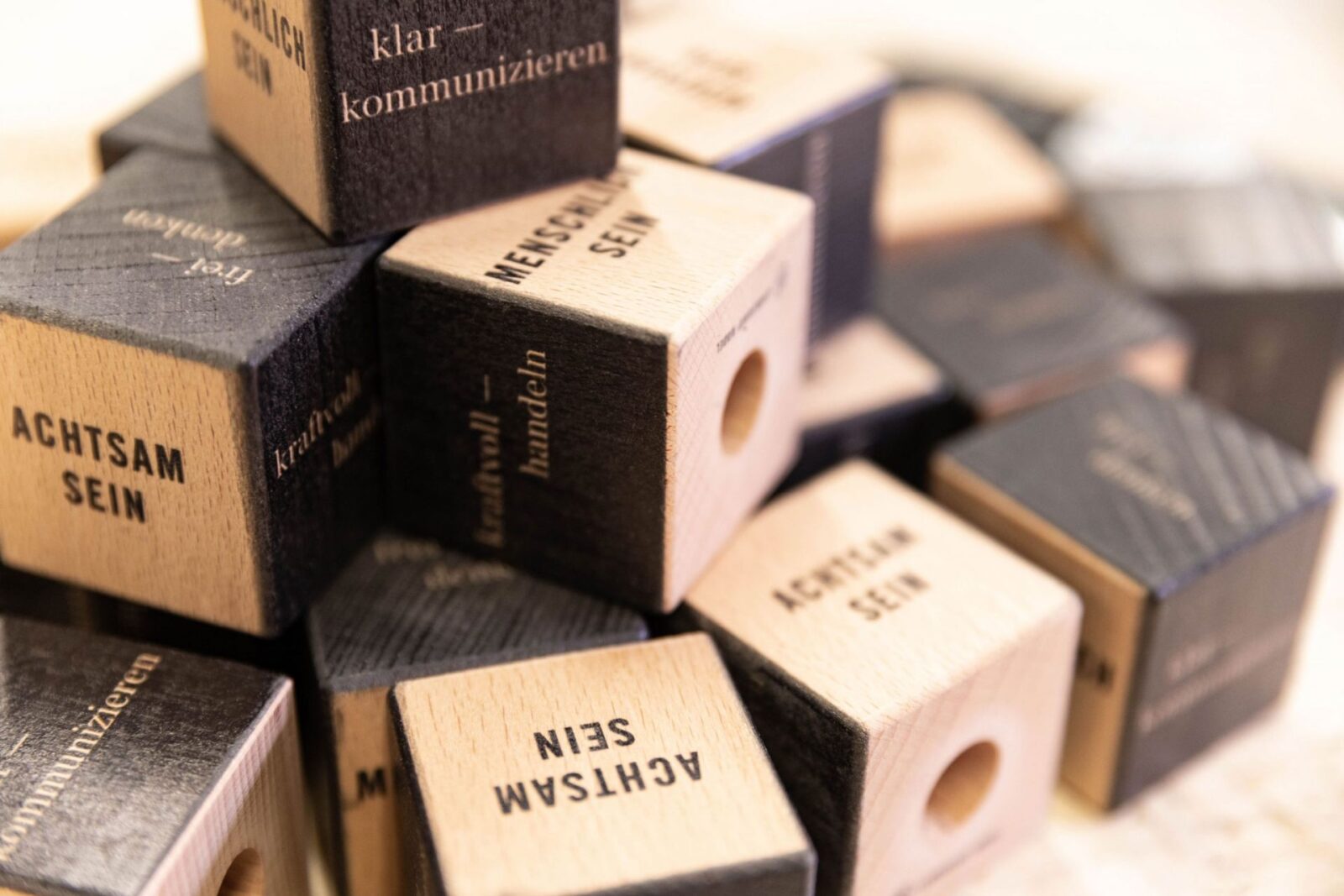 Detailliertes Druckbild auf Buchenwürfeln