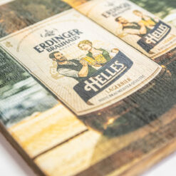 Bedrucktes Schild aus altem Holz