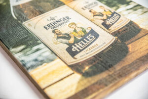 Bedrucktes Schild aus altem Holz