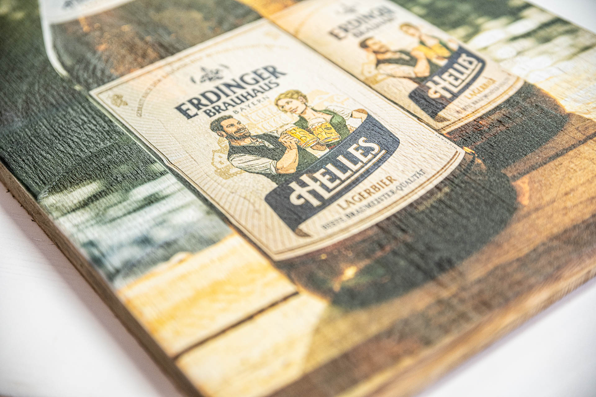 Bedrucktes Schild aus altem Holz