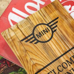 Verschiedene Schilder aus Altholz