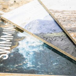 Auch bei flächigem Druck kann die Holzstruktur unter dem Druck deutlich erkannt werden