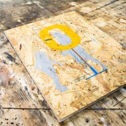 Die Struktur der OSB-Platten sticht deutlich hervor bei diesem Schild