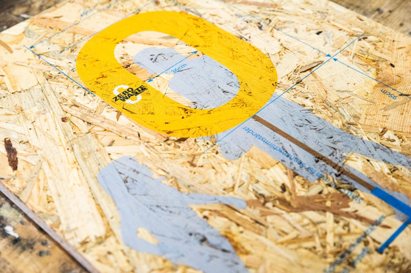 Detailaufnahme der Holzstruktur. Die großen Späne verleihen ein besonderes Augenmerk