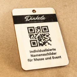 Beispiel eines individualisierten Holz-Messeanhängers mit QR-Code und Branding