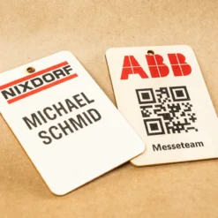 Holz-Namensanhänger mit farbigem Druck, Beispiel mit Firmenlogo und Namen, ideal für Messen und Events