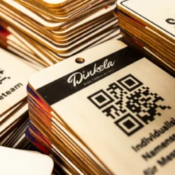 Stapel farbig bedruckter Holz-Namensanhänger für Veranstaltungen mit individuellen Personendaten