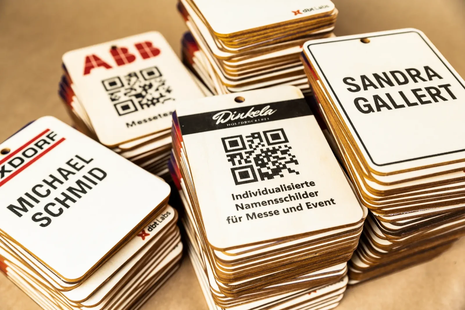 Holzanhänger mit Firmenbranding und QR-Code, hochwertiger Mehrfarbdruck für Messeausweise