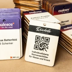 Große Menge individualisierter Holz-Badges in A6, farbig bedruckt für Events und Teilnehmermanagement