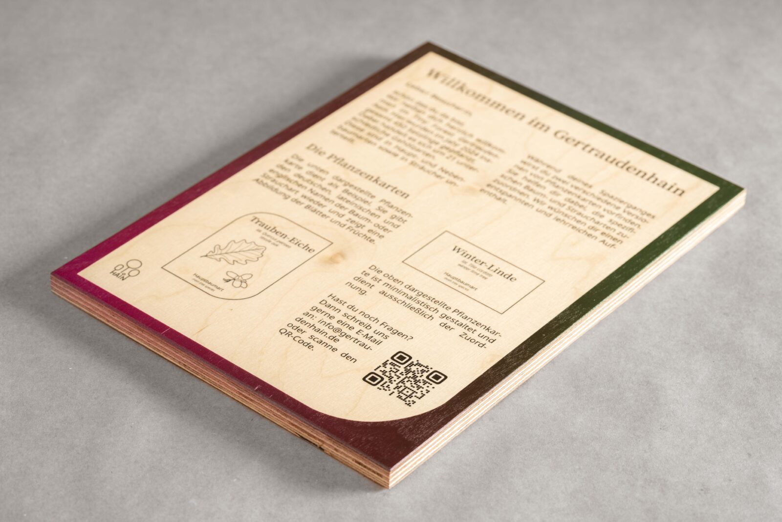 Direkt bedrucktes Multiplex-Holzschild, mit Text und farblichem Rand