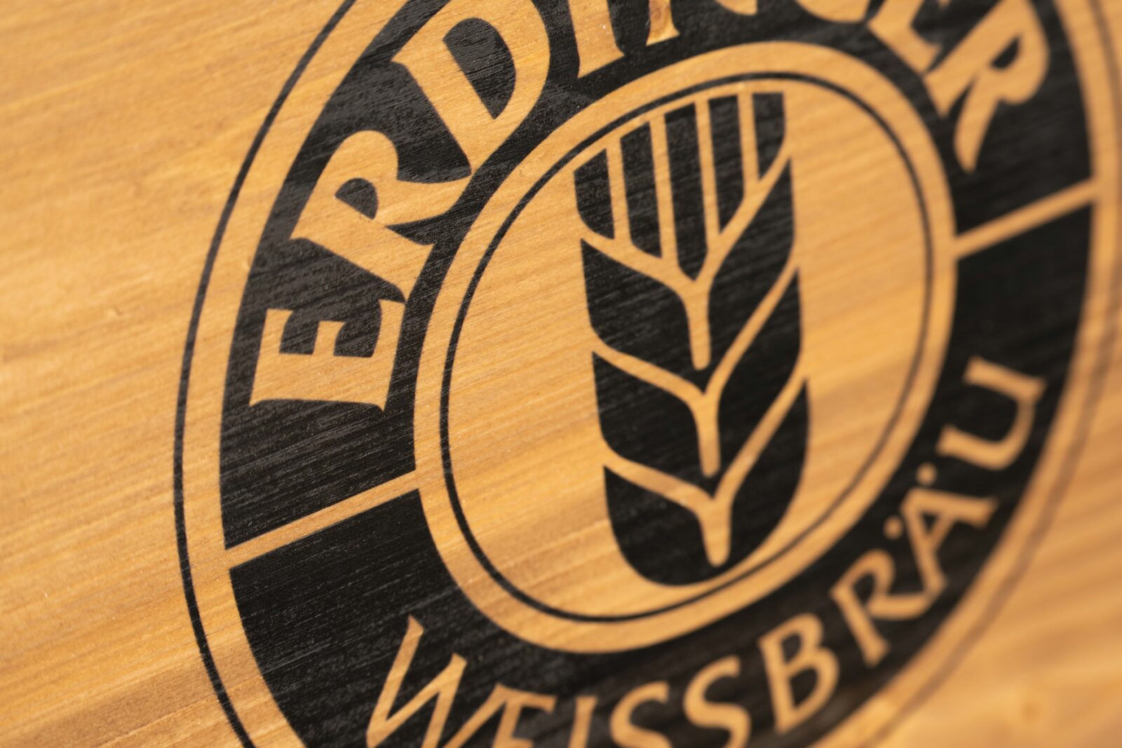 Eine Nahaufnahme von dem schwarzen Druck des Logos einer Brauerei.