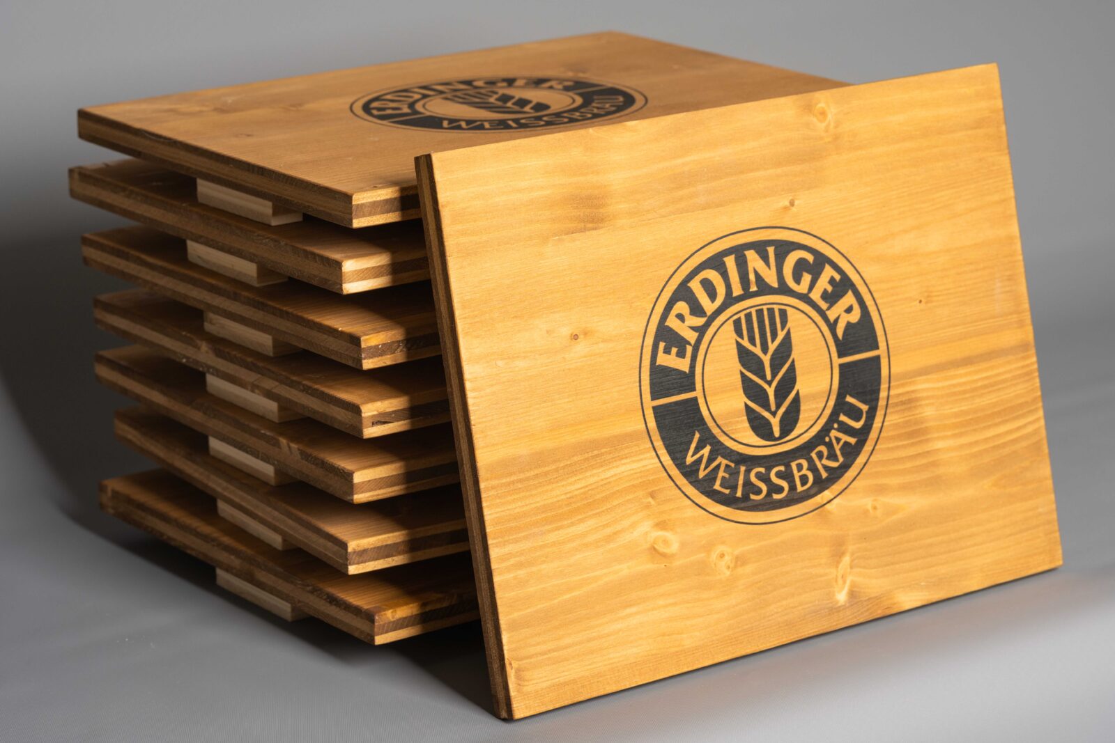 Ein Stapel von Sitzauflagen aus Holz für Getränkekisten.