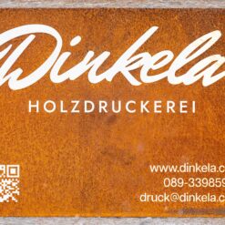 Cortenstahl Schild, stark verrostet, weiß bedruckt mit Logo, Informationen, und QR Code.