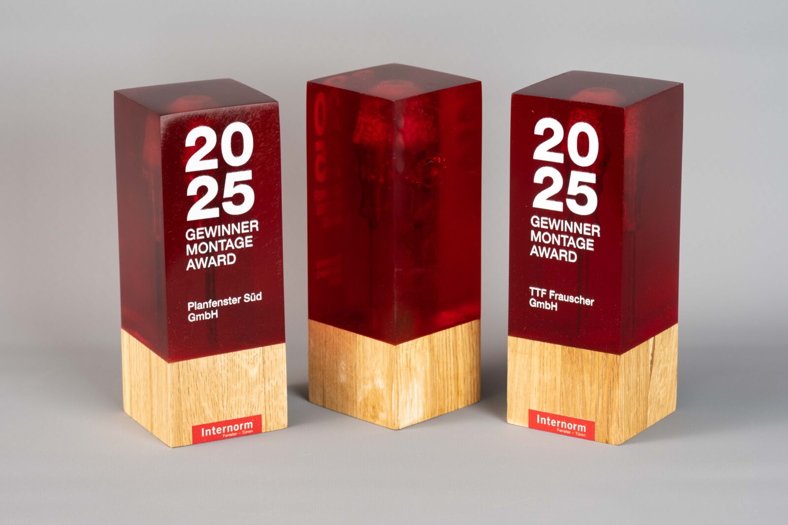 3 Handgefertigte Pokale aus Holz und farbigem Kunstharz - individuell gestaltet. Einer ist umgedreht und man sieht einen Schraubenzieher im Kunstharz integriert.