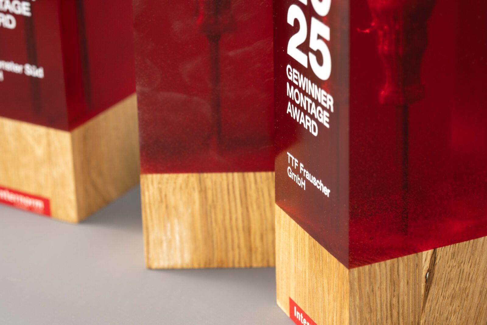 3 Handgefertigte Pokale aus Holz und farbigem Kunstharz mit individuell gestaltetem Inlay