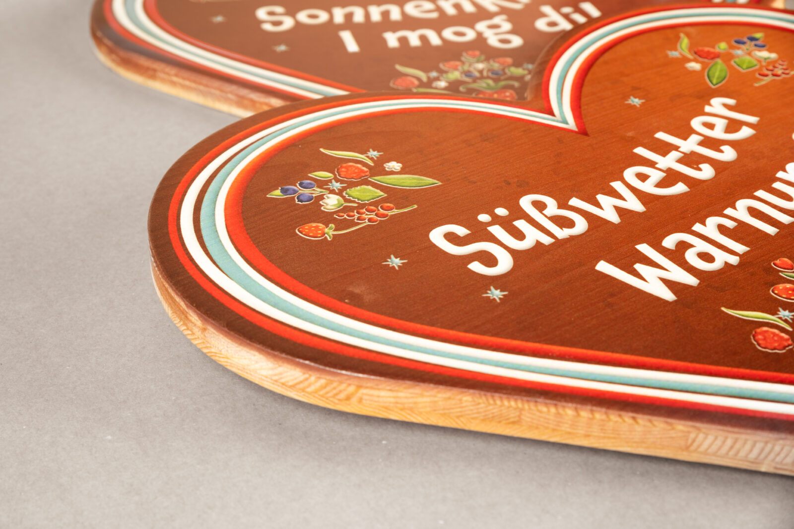 Konturgefrästes Holz in Herz-Form mit buntem Aufdruck