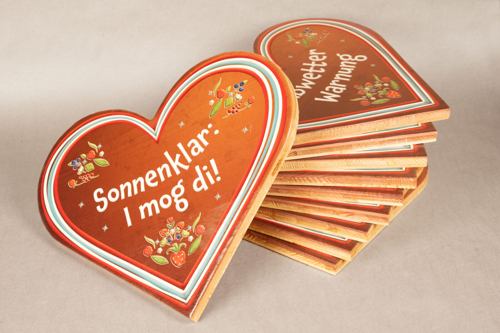 Konturgefrästes Holz in Herz-Formen mit buntem Aufdruck