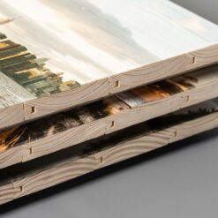 Fotodruck auf zusammengefügten Holzlatten, Seitenansicht mit sichtbaren Kanten und Holzstruktur.