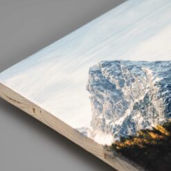 Detailaufnahme eines Fotodrucks auf Holzlatten mit sichtbarer Maserung.