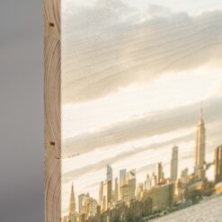 Seitenansicht eines Fotodrucks auf Holzlatten mit sichtbaren Kanten.