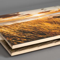 Zwei Bilder von Naturszenen auf Holzlatten gedruckt