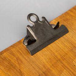 Detailaufnahme Metallklemme oben auf dem Klemmbrett