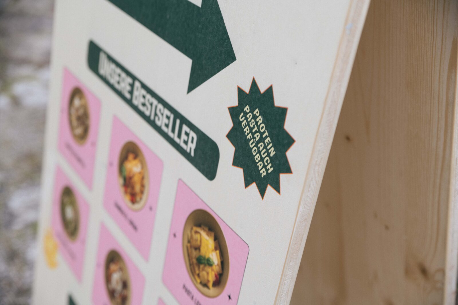 Kundenstopper beschriftet mit Bestseller und Angebote