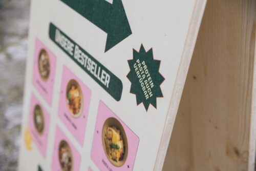 Kundenstopper beschriftet mit Bestseller und Angebote