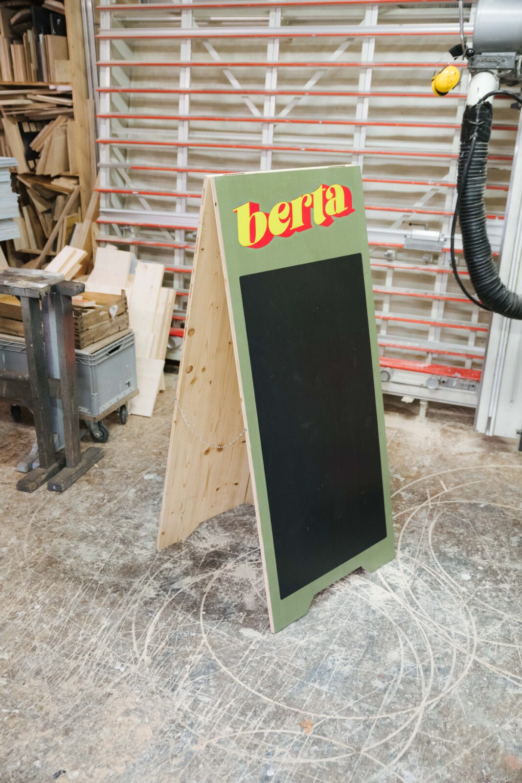 Seitliche Ansicht eines stabilen Kundenstoppers aus Holz