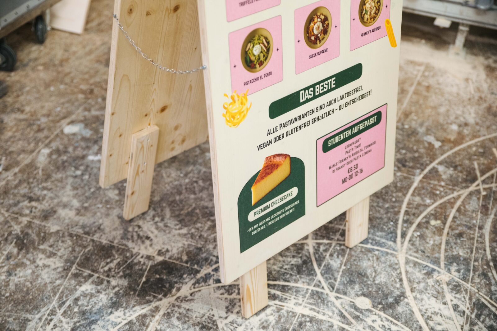 Kundenstopper aus Fichten-Holz mit Ausschnitt eines Restaurant-Menüs bedruckt