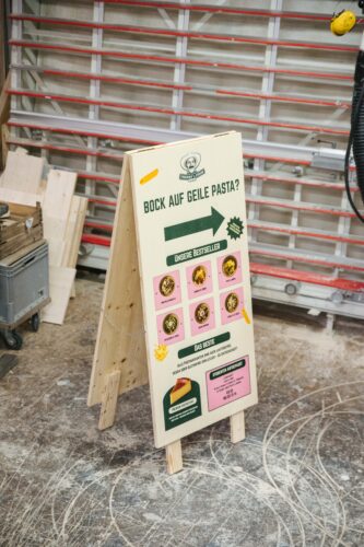 Einladender Kundenstopper aus Holz