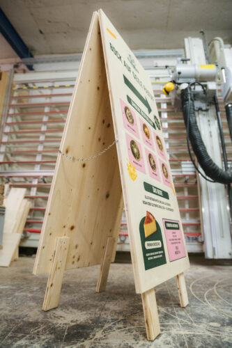 Seitenansicht eines Holz-Kundenstoppers