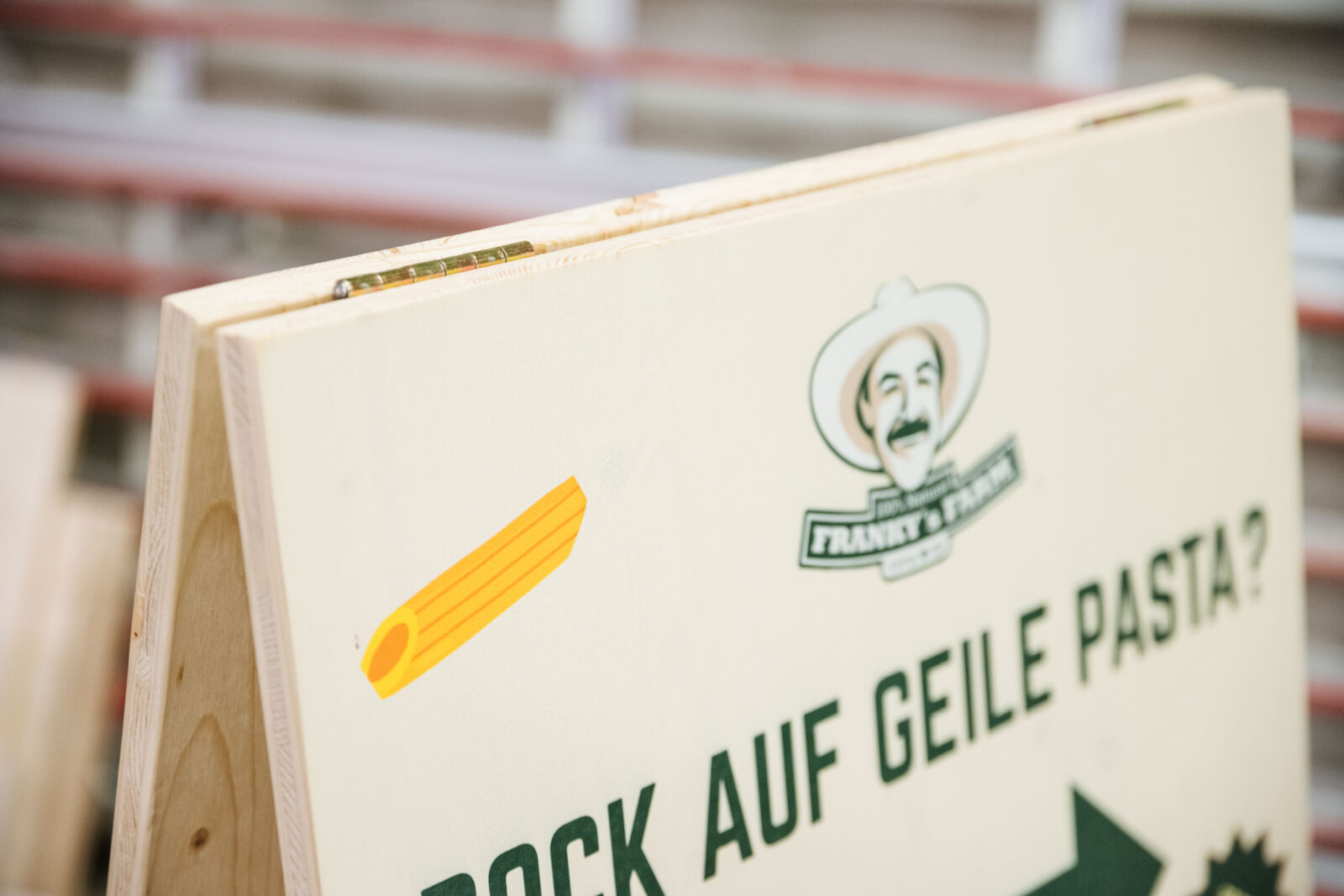 Metallscharniere eines Holz-Kundenstoppers in Detailansicht