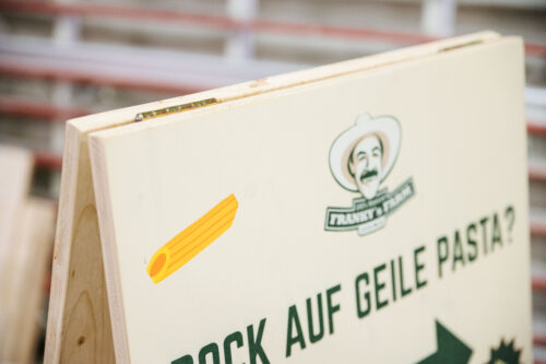 Metallscharniere eines Holz-Kundenstoppers in Detailansicht