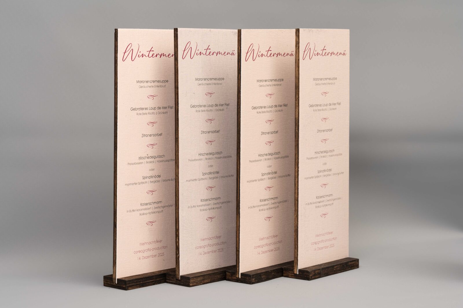 Seitliche Ansicht eines Multiplex-Schildes im Holzsockel