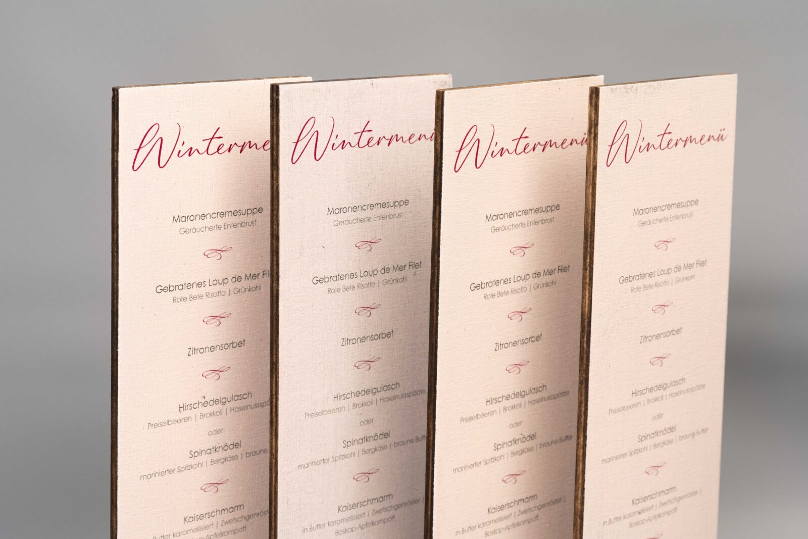 Vier Multiplex Schilder in einer Reihe stehend.