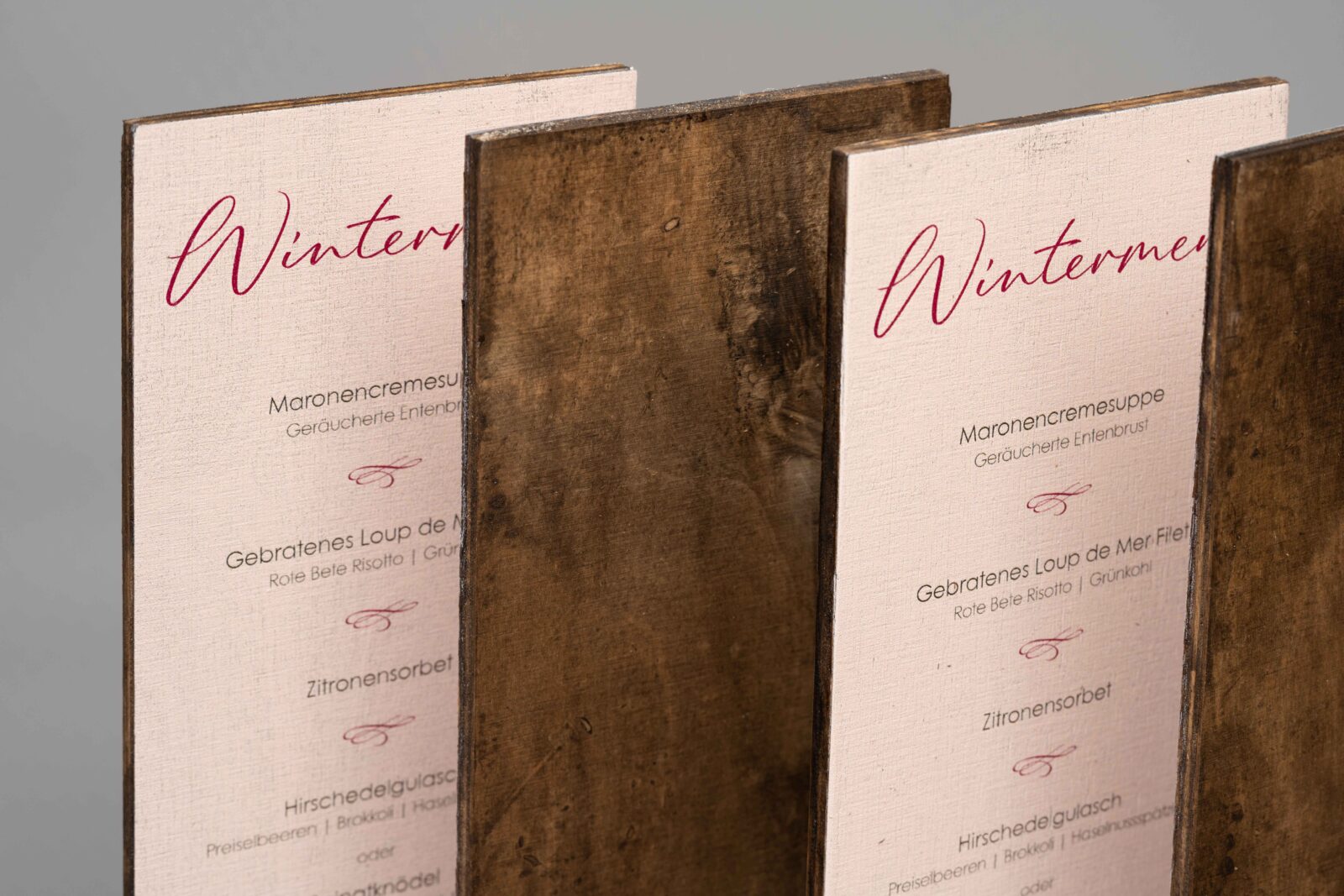 Nahaufnahme von Multiplex-Menüs von Vorne und von Hinten.