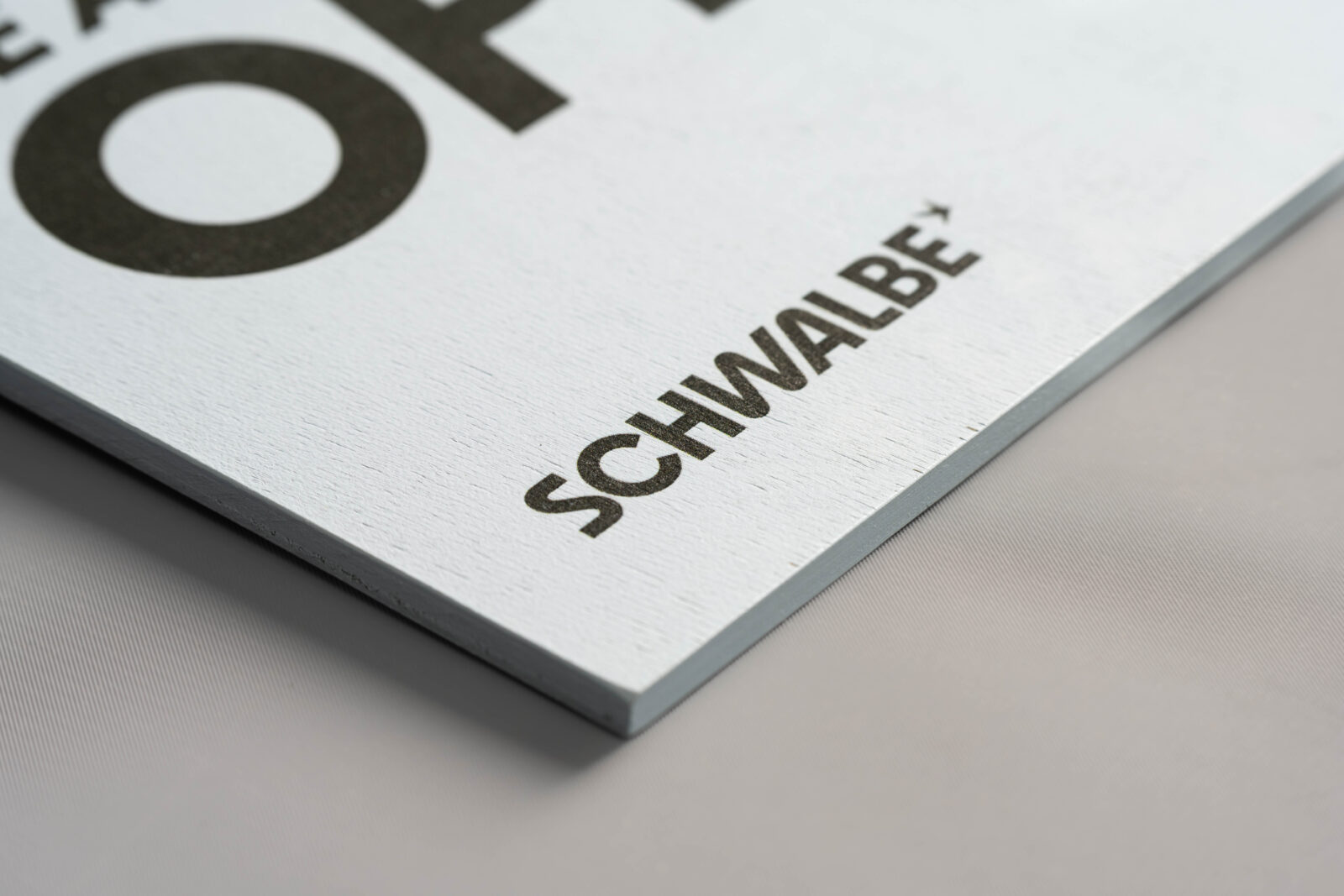 Nahaufnahme von schwarzem Text gedruckt auf hellblauem Hintergrund eines Multiplex-Schildes.