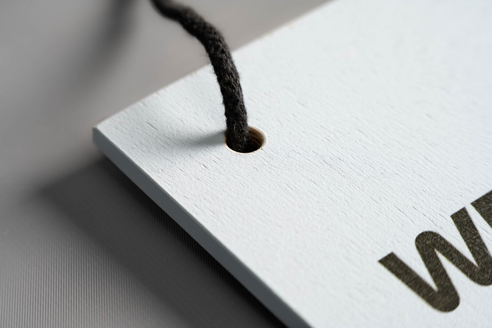 Nahaufnahme des Aufhängeseils eines Multiplex-Schildes