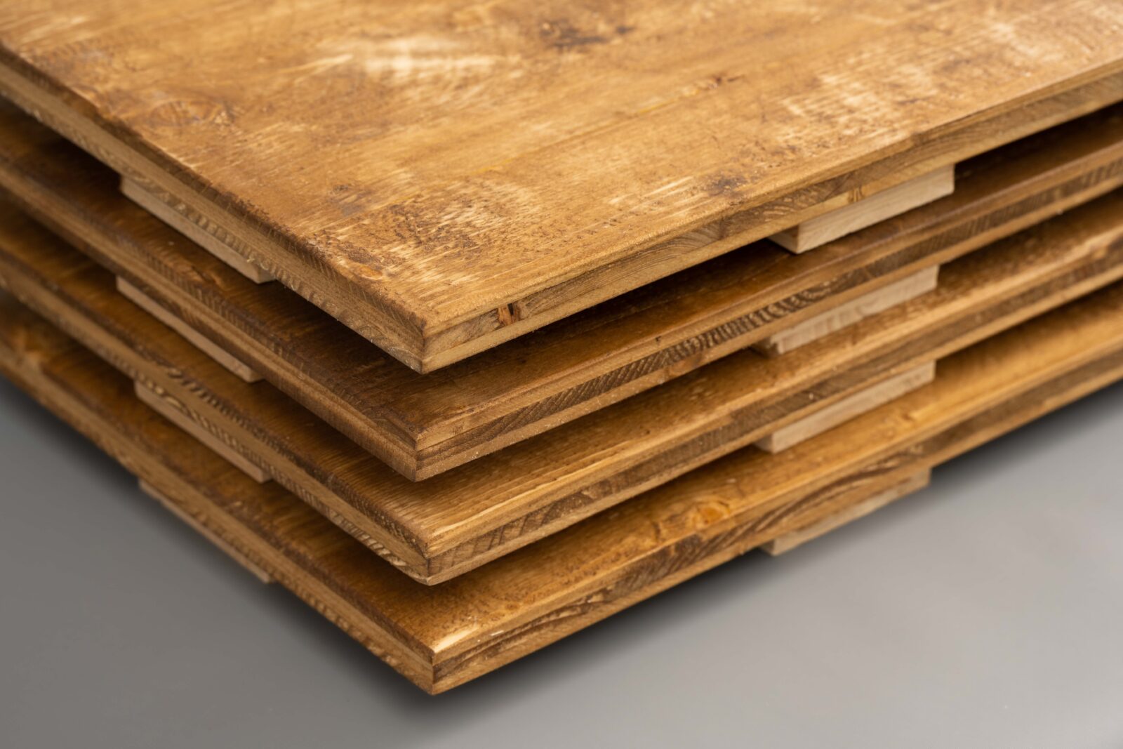 Massive Seitenansicht von einem Stapel von vier breite Bierkistenauflage aus stabilem Altholz