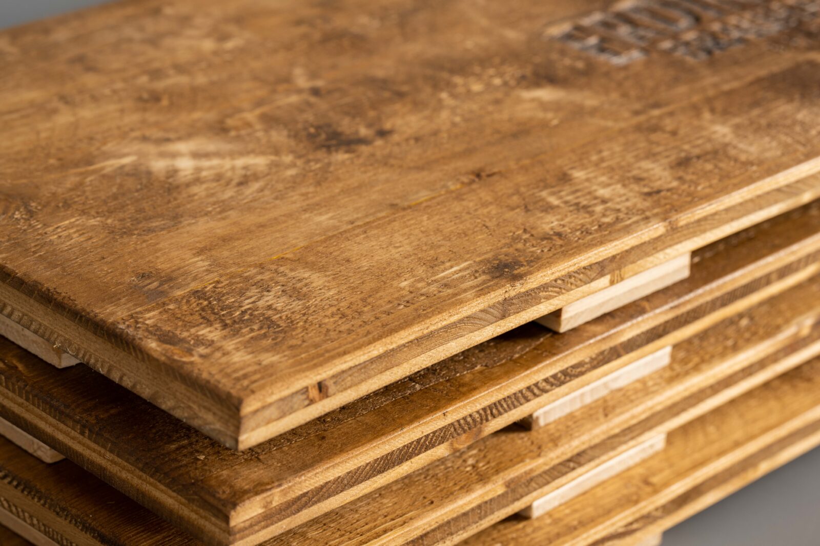 Massive Seitenansicht von einem Stapel von vier breite Bierkistenauflage aus stabilem Altholz