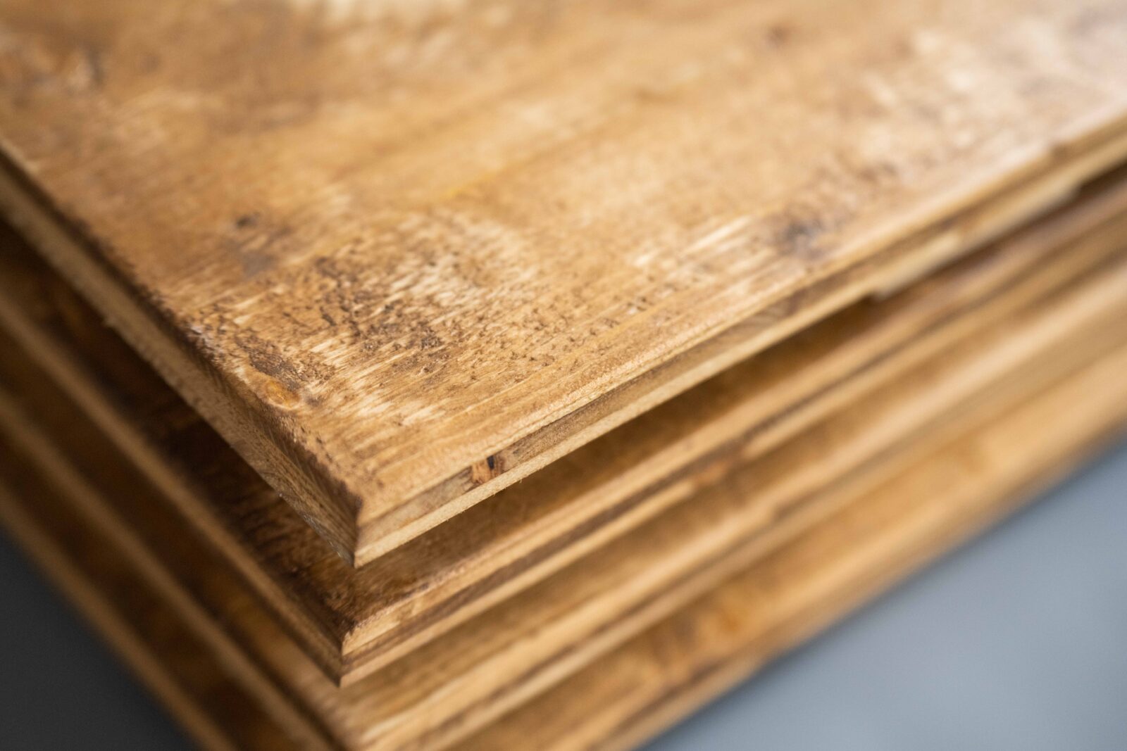 Die Ecke einer Kistenauflage aus Altholz mit rauer Struktur