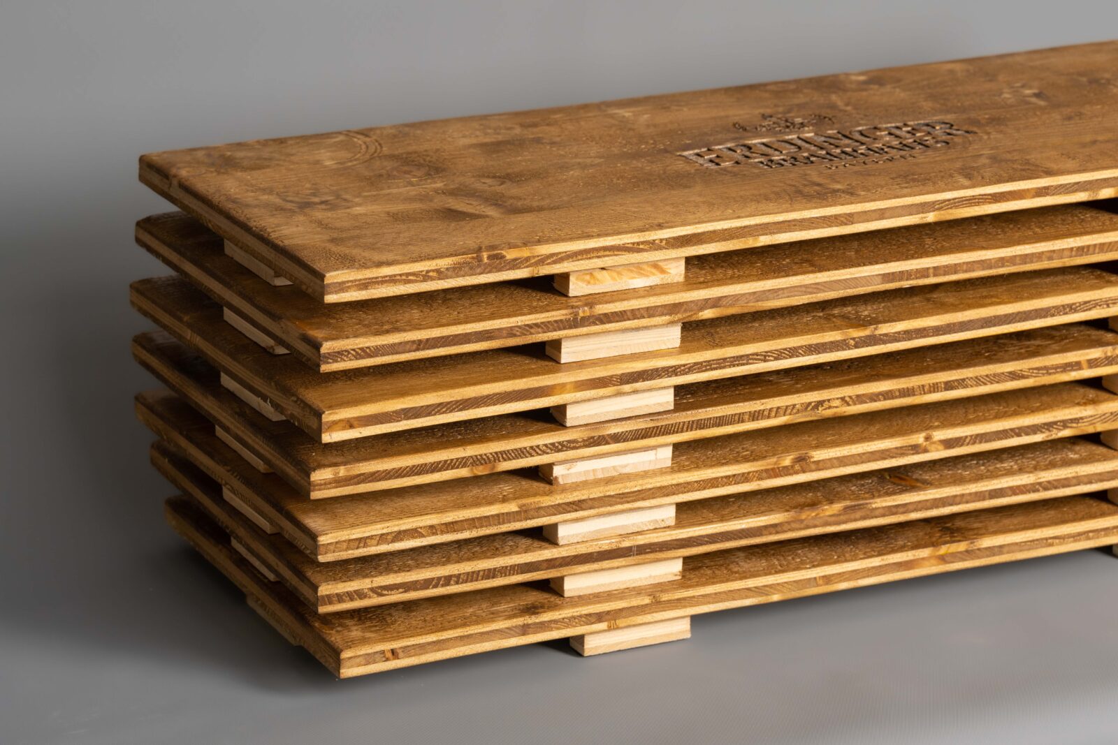 Ein Stapel von breiten Auflagen für Getränkekästen