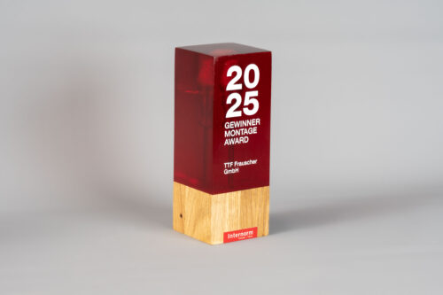 Handgefertigter Design-Pokal aus Holz, Kunstharz und individuell integrierbaren Elementen.